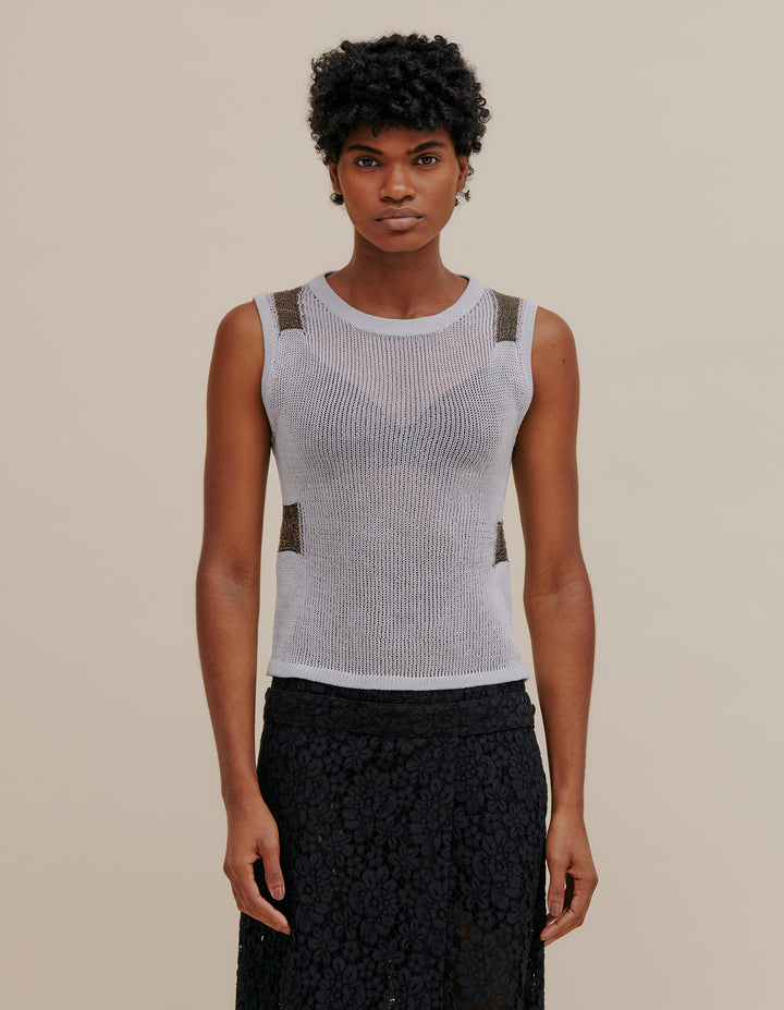 Peruvian pima cotton crewneck tank with contrasting intarsia color blocks around back torso and shoulders for a cinching effect. Model wears size S. 99% cotton, 1% elastane. Made in Peru.