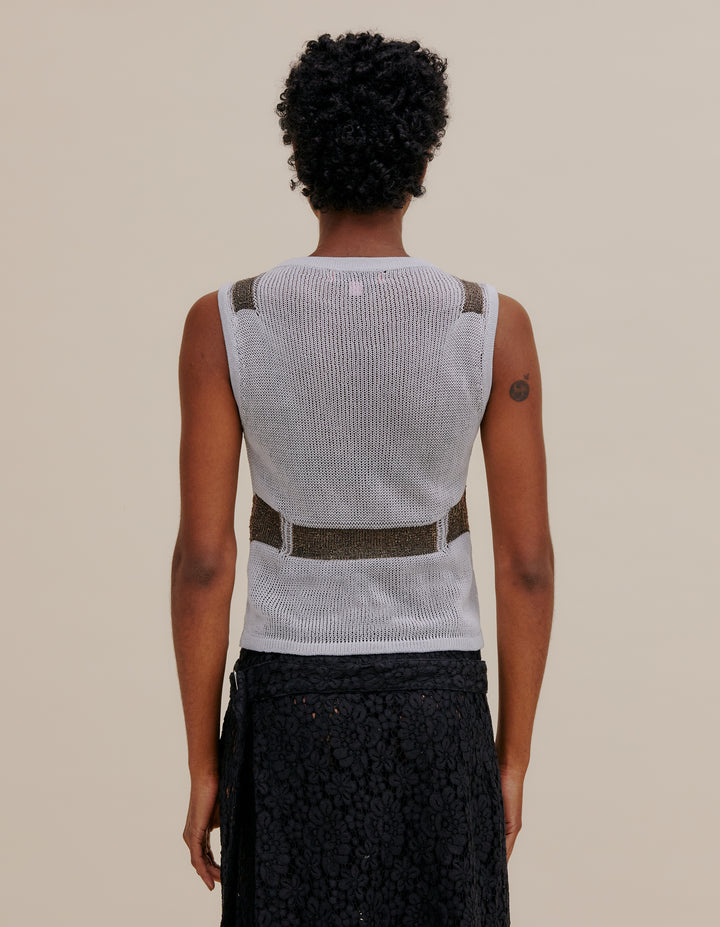 Peruvian pima cotton crewneck tank with contrasting intarsia color blocks around back torso and shoulders for a cinching effect. Model wears size S. 99% cotton, 1% elastane. Made in Peru.