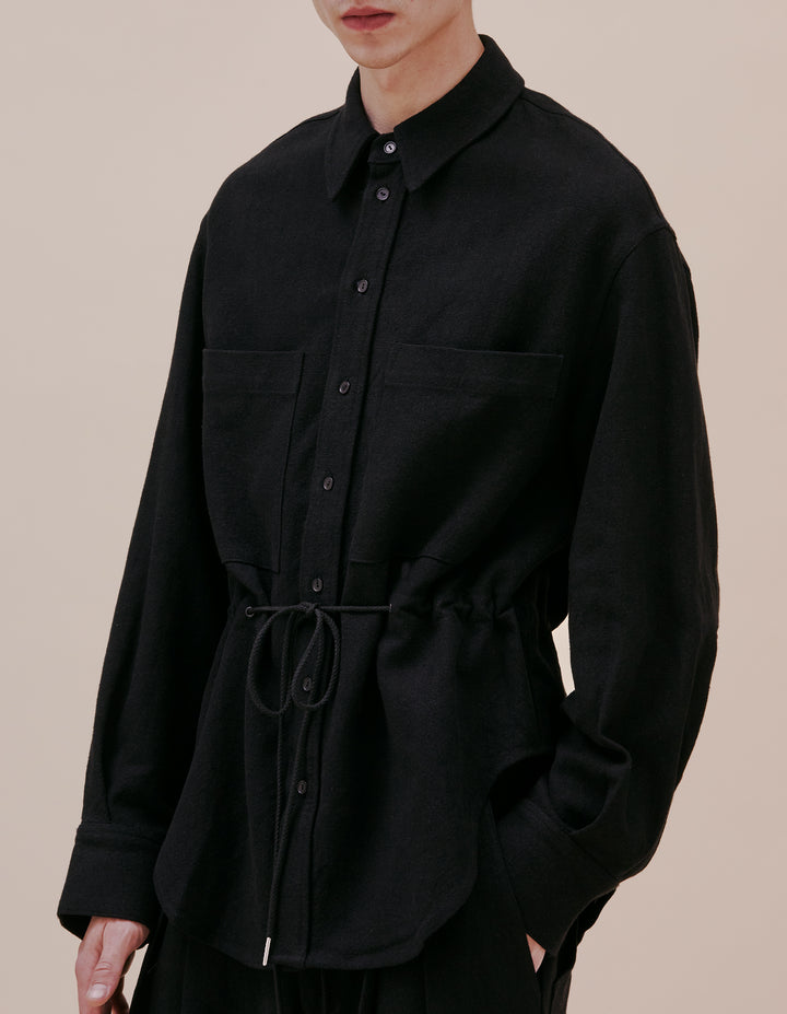 Oversized button front jacket cut in a textured cotton linen blend. Complete with two patch pockets at the chest and internal waist tunnel and drawchord for cinching. Made in Portugal. 55% linen, 45% cotton. Models wear size m.