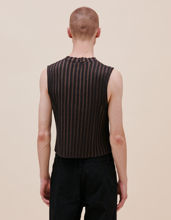 This unisex vest is knit with a plated rib giving an optical striping effect. Slightly cropped fit, fully fashion knit. Made in China. Models wear size medium. 55% linen, 45% cotton.