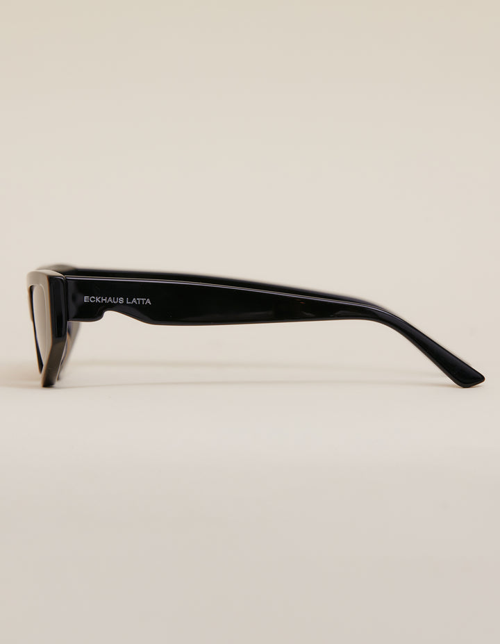 A modern cat-eye silhouette featuring frame beveling, bespoke wavy temple shape and "ribbed" inner tip grips. -Handcrafted from bio-circular acetate -Poly Renew lenses made with 50% recycled plastic -Five barrel hinges with coated safety screws Complete with lens cloth and collapsible pyramid case. 