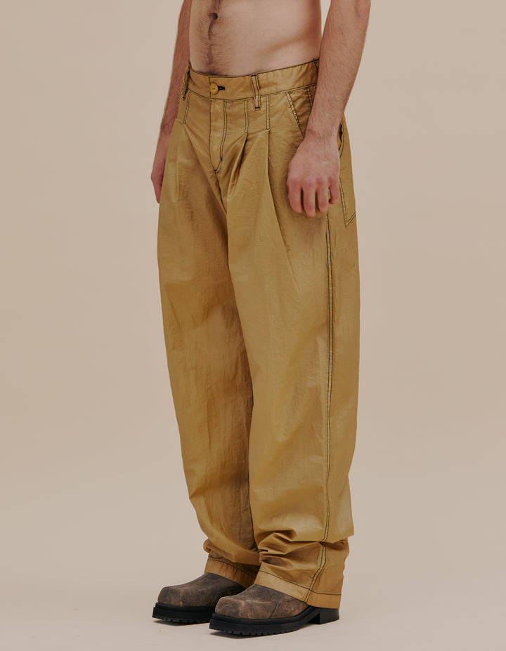  Pleated wide leg pant made from an Italian coated nylon with a subtle sheen. Unlined, with felled seams throughout. Finished with our signature EL back pockets and black topstitching. Models wear sizes 27 and 30. 60% nylon, 40% polyurethane. Made in USA.
