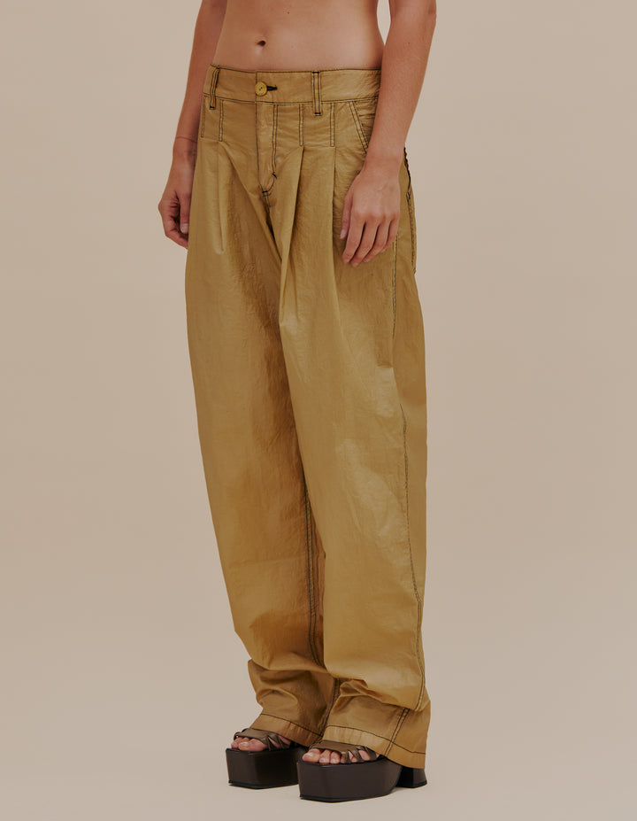  Pleated wide leg pant made from an Italian coated nylon with a subtle sheen. Unlined, with felled seams throughout. Finished with our signature EL back pockets and black topstitching. Models wear sizes 27 and 30. 60% nylon, 40% polyurethane. Made in USA.
