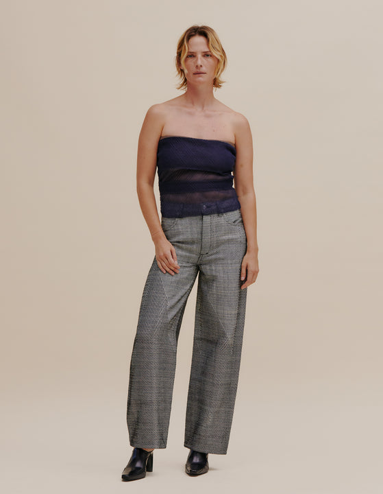  Our classic wide leg jean made with 3D woven technology in collaboration with Oakland-based textile innovation studio, unspun. Cotton and plastic yarns create a textured effect. Finished with our signature pockets and nickel hardware. Models wear sizes 27 and 30. 92% cotton, 8% polypropylene. Made in USA.
