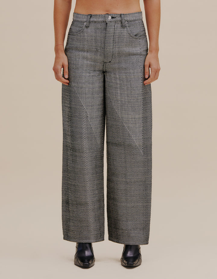  Our classic wide leg jean made with 3D woven technology in collaboration with Oakland-based textile innovation studio, unspun. Cotton and plastic yarns create a textured effect. Finished with our signature pockets and nickel hardware. Models wear sizes 27 and 30. 92% cotton, 8% polypropylene. Made in USA.